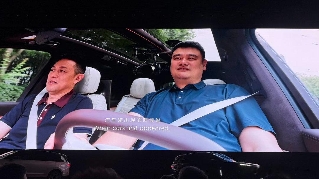 见过姚明大哥坐车，但你见过姚明大哥开车么？要是没有大空间，真塞不下姚哥这么大块儿