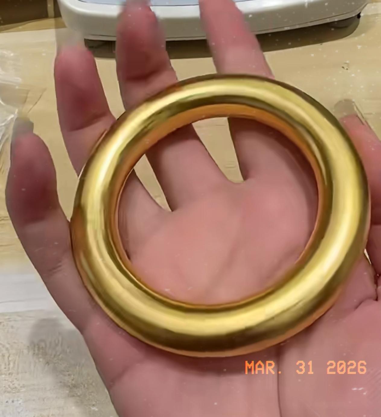 这下真绝了，金价直接大跌！3月31号，一个58克的金镯子，75000块就能拿