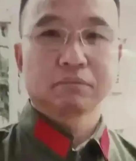 1984年，战士李陶雄中弹牺牲，送葬途中遗体竟两次从车上跌落，护士郑英察觉异样，