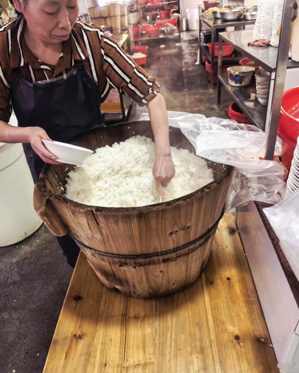 日本人羡慕了吧！在中国几乎所有饭馆餐厅，米饭续饭都是免费的