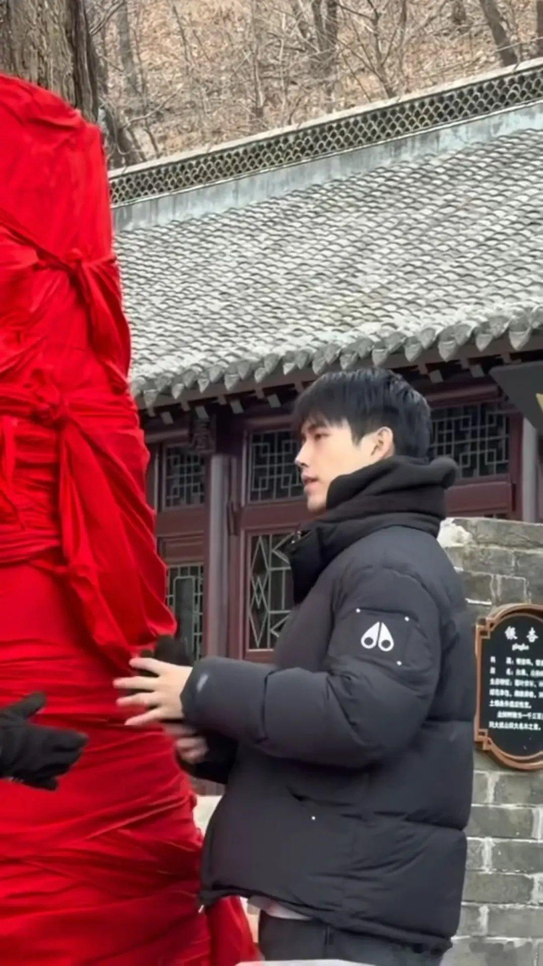 陈红生日陈飞宇被偶遇去大孤山祈福，素颜帅哥