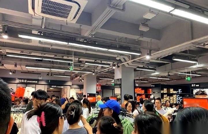 奢侈品的专柜，风吹过都嫌冷清。隔壁专打价格战的杂牌店，老板自己站门口抽烟。但