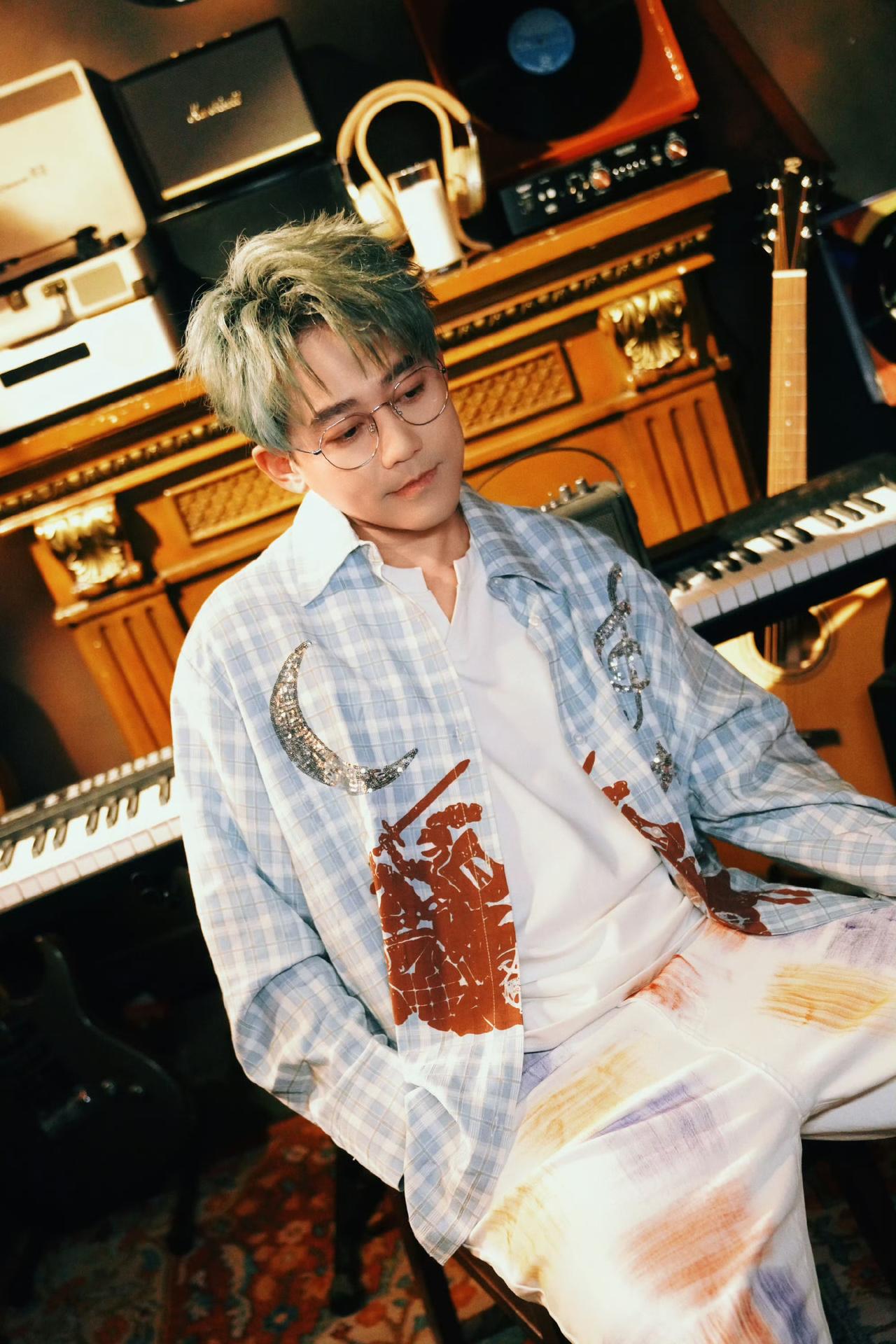 苏醒的《破亿》MV上线了，胆子好大啊，歌词写的这么嗨，他就不怕他被下线啊[笑着哭]