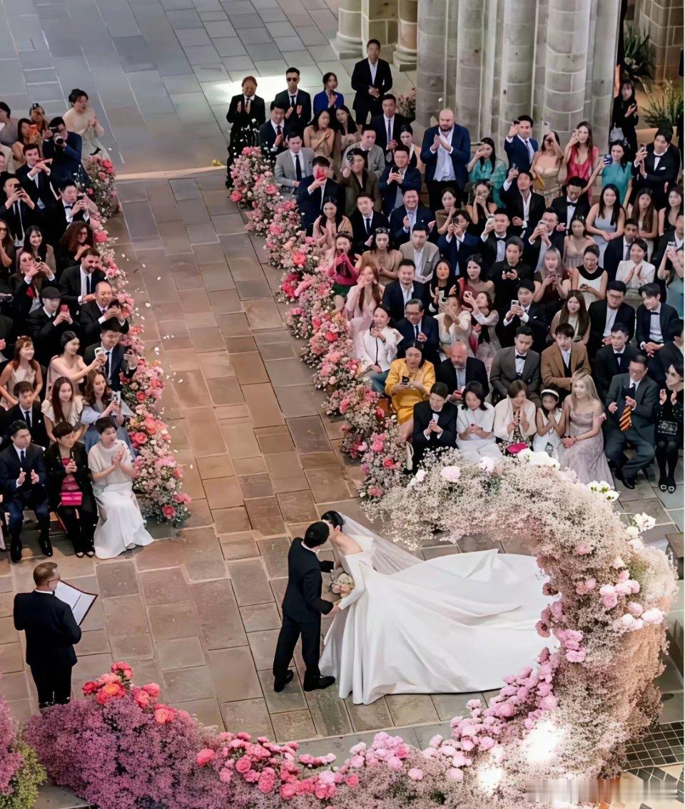 奚梦瑶和何猷君婚礼的大照片出来了，我发现何猷君亲姐姐，何超盈居然是以“红娘”的身