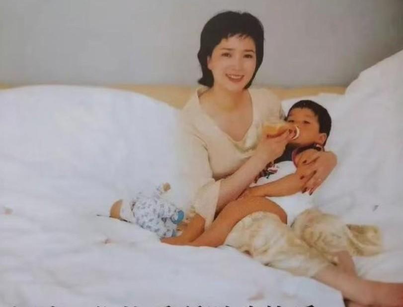 别看何晴外表光鲜亮丽，可也是一个苦命的女人。她十九岁失去父亲，她的母亲也得脑出血