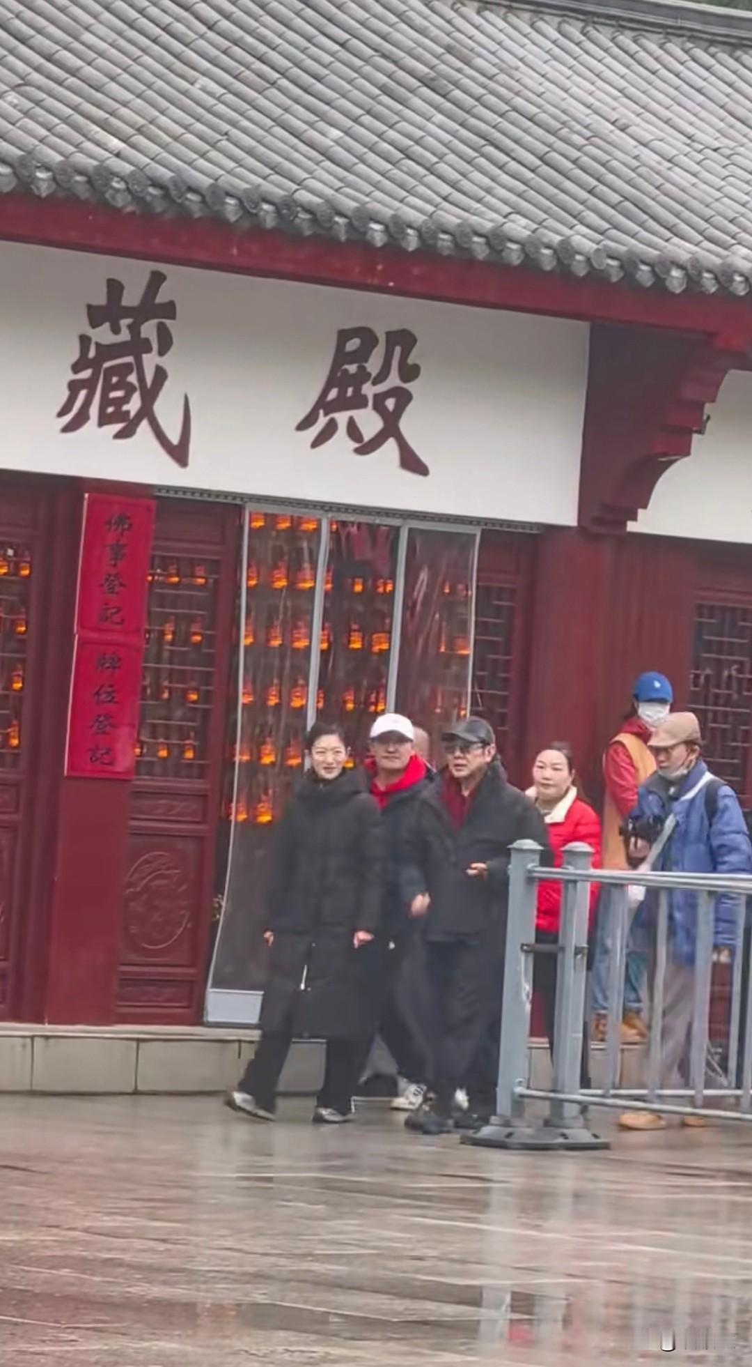 李连杰现身九华山一身老年人打扮路人镜头下就很真实并没有返老还童今年他开通