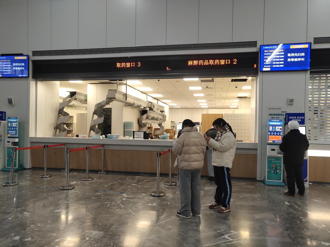 最近看东西有点模糊，风一吹眼泪止不住，晚上睡觉还耳鸣，赶紧去医院看看。下午三