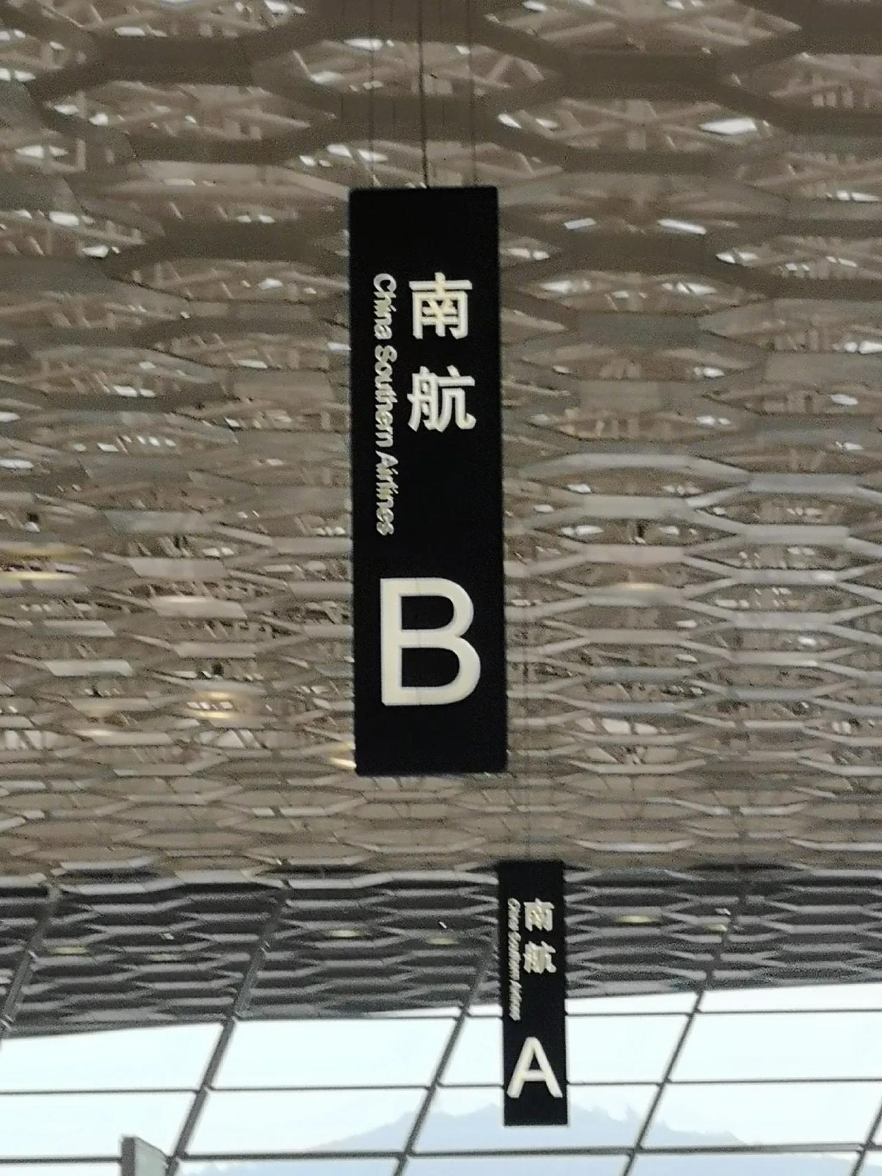 腾势最近两年在营销上将鸿蒙智行作为靶子，现在来看，明显是一个非常失败的策略。