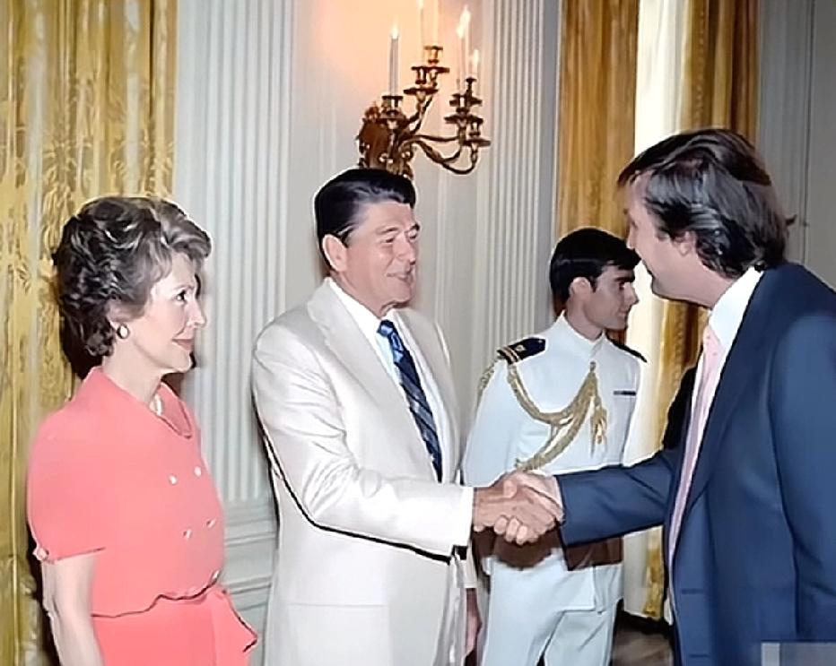 80年代，美国第40任总统里根接见特朗普时的一张留影，两位大难不死的人。