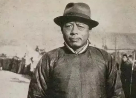 1944年，八路军干部陈克被伪军抓住。临行刑前，一个汉奸自告奋勇：太君，让我来送