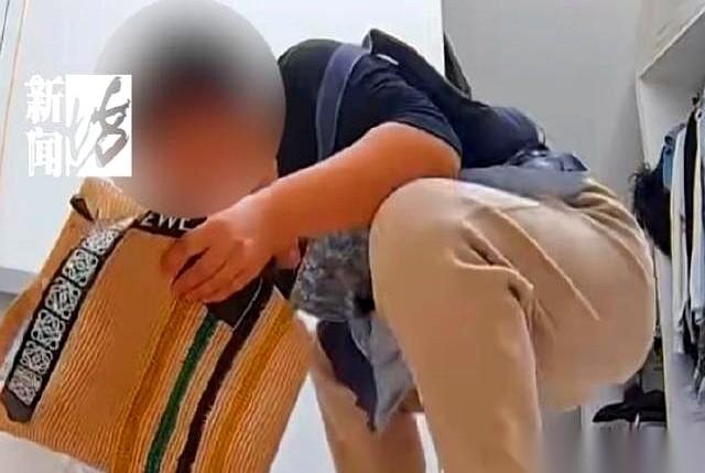 上海一个住家阿姨，干了件让所有雇主后背发凉的事。她把东家价值100万的奢侈品，