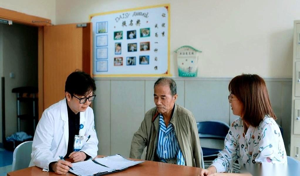 我妈今天又给我发微信，一碗黄澄澄的南瓜粥，配文：健康晚餐。我看得心里咯噔一下。