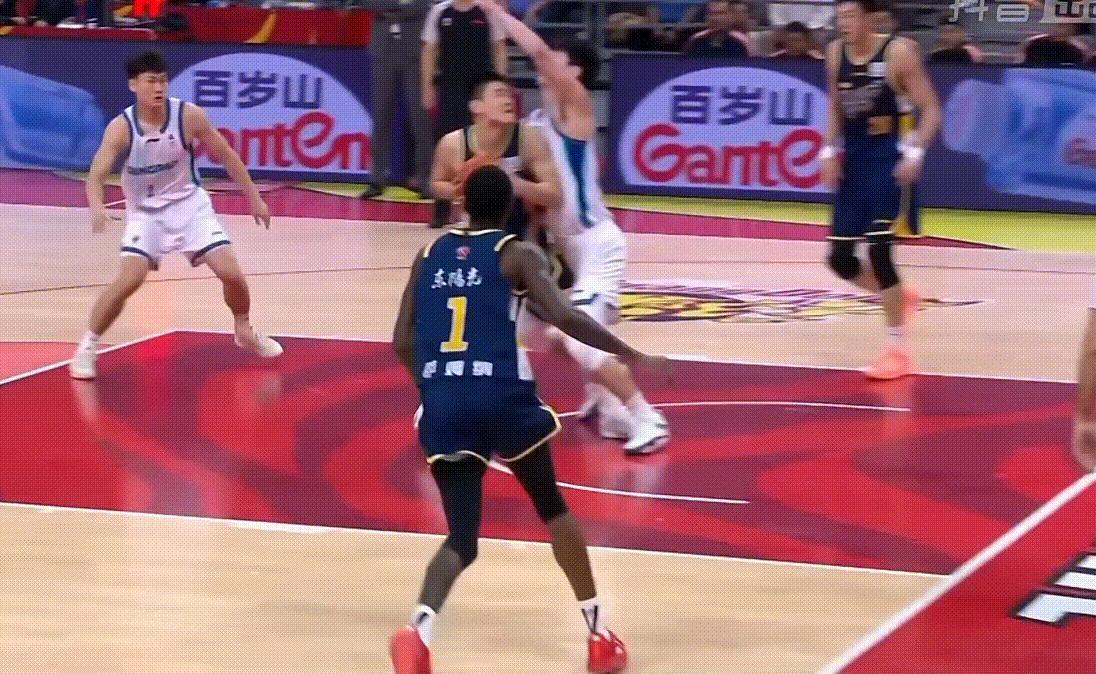 王洪泽好球！这对抗2+1打得够强硬，篮下技术很扎实，18岁就能进广东队首发是有原