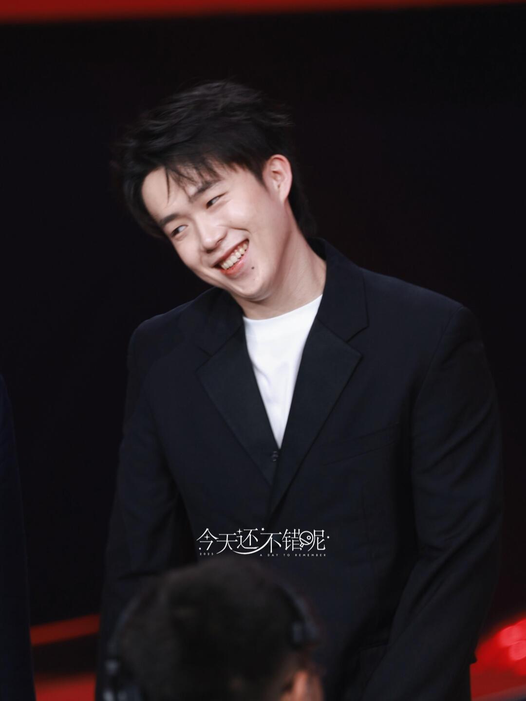 王楚钦参见奔驰宣传大使，歪头笑真的好治愈，温暖人心，就像自家的小孩子！不管怎么