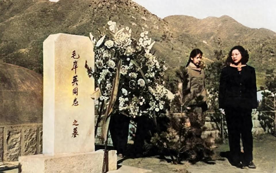 1959年，刘思齐首次前往毛岸英墓前祭扫，悲伤情绪流露无遗，邵华妹妹陪伴左右1