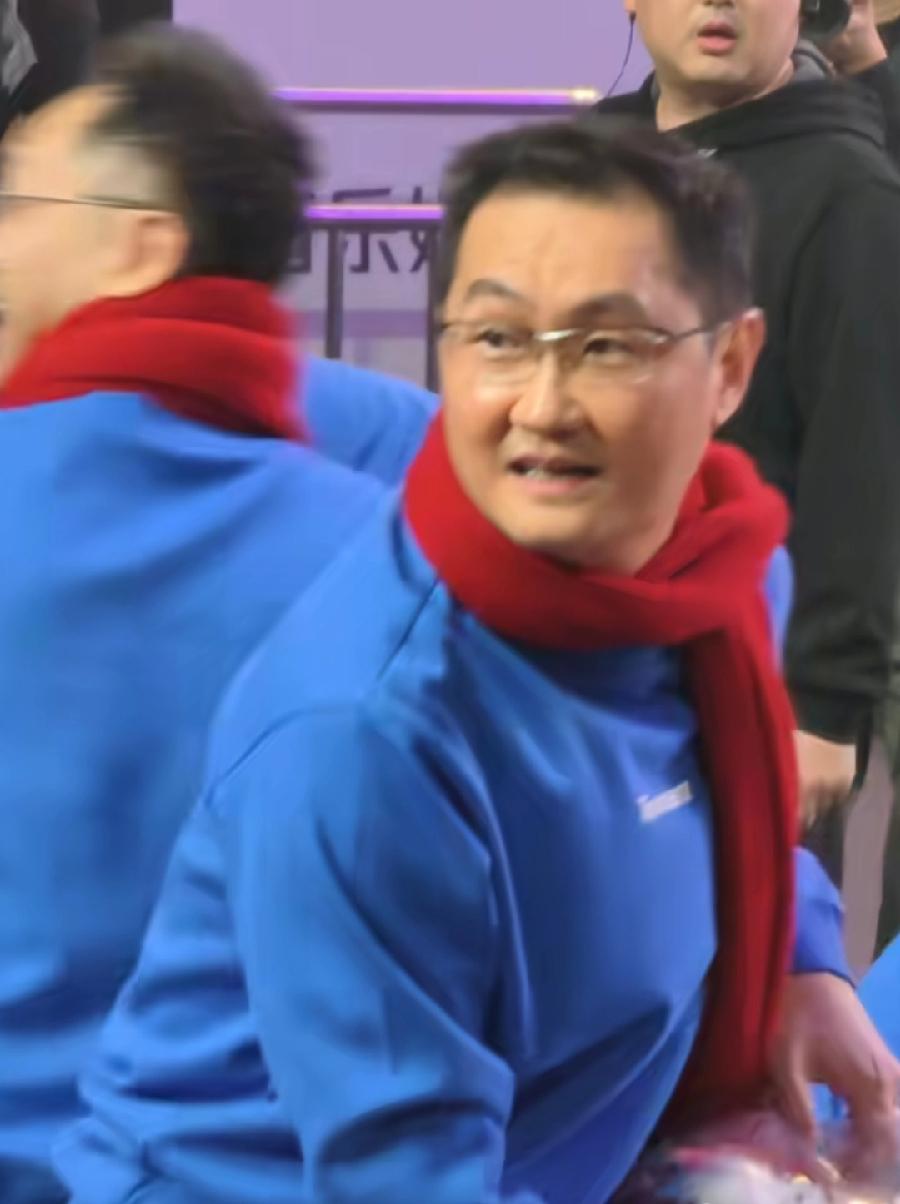 马化腾与高管们，在腾讯年会快结束时，向大家抛扔派发腾讯公仔，小马哥心情不错，一直