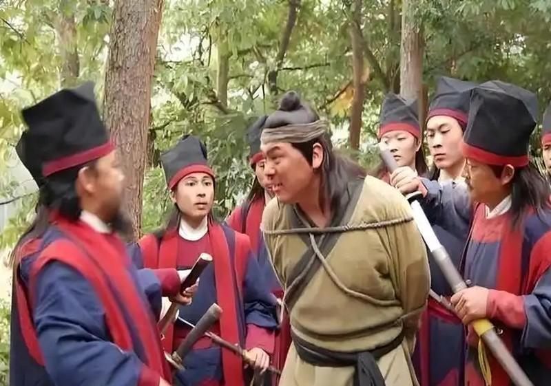 以下为民间故事/传说：通州"巨人捕快"身高一丈的说法，翻遍清代档案愣是查无此人。