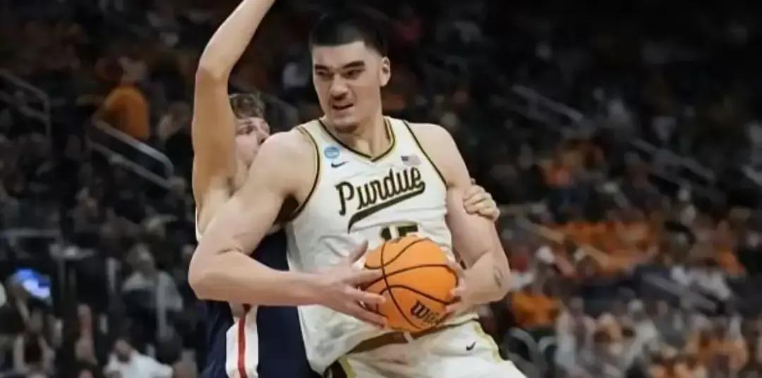 这一肘，比任何战术板都更能说明问题。杨瀚森第一次首发，靠技术把扎克-埃迪打