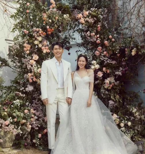 看了内娱和韩娱一众女星的漂亮婚纱照，我惊奇发现一件特别有意思的事，不知道你们注意