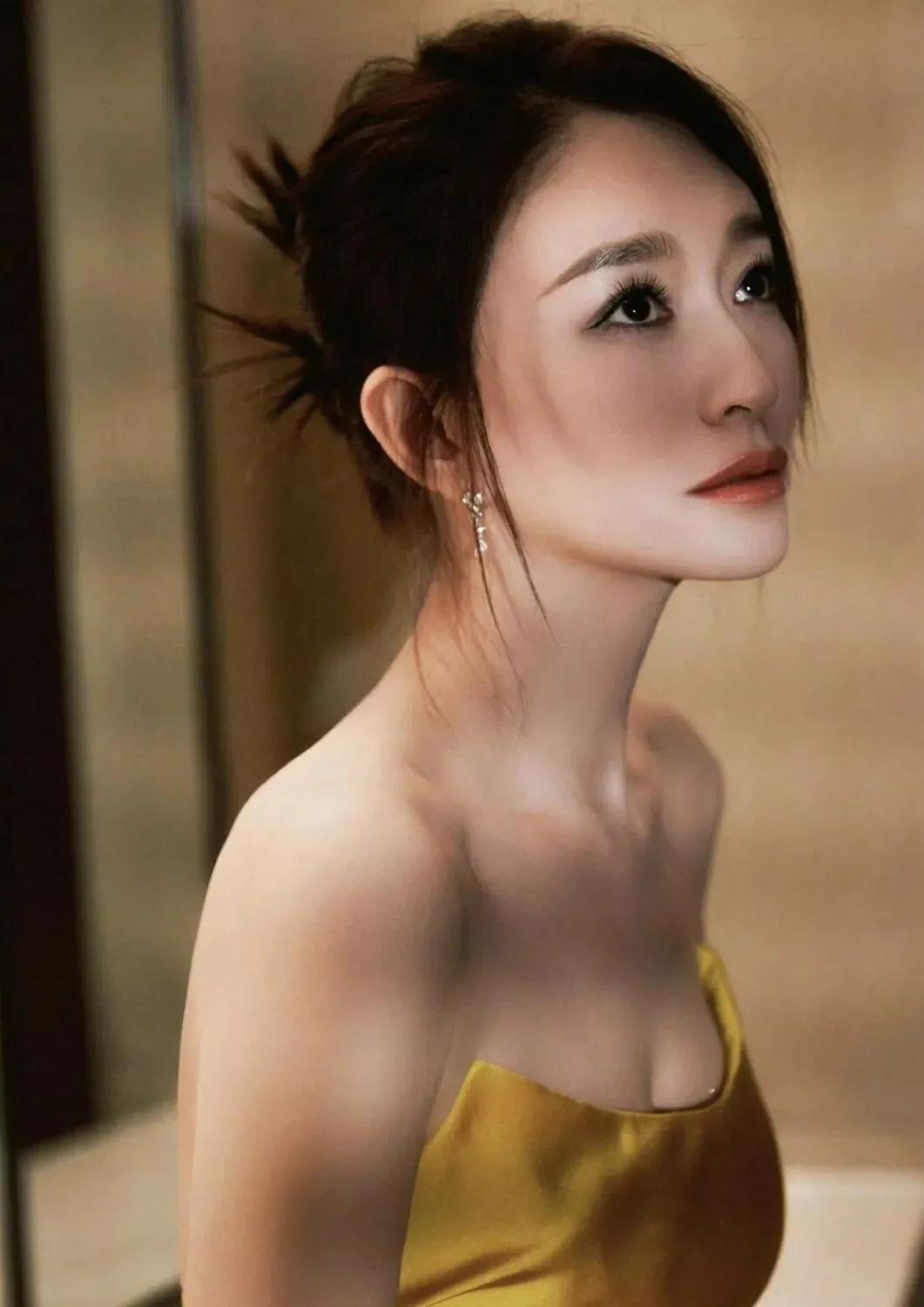 不得不感慨李小冉的状态真的绝！一身鎏金抹胸长裙，缎面面料自带贵气，抹胸+高开叉