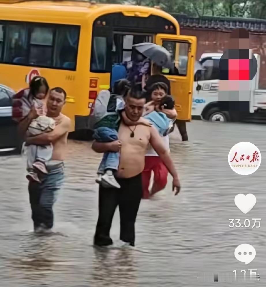 央视为他西安好叔叔点赞👍雨中接力转送幼儿园孩子近日，陕西西安，连降