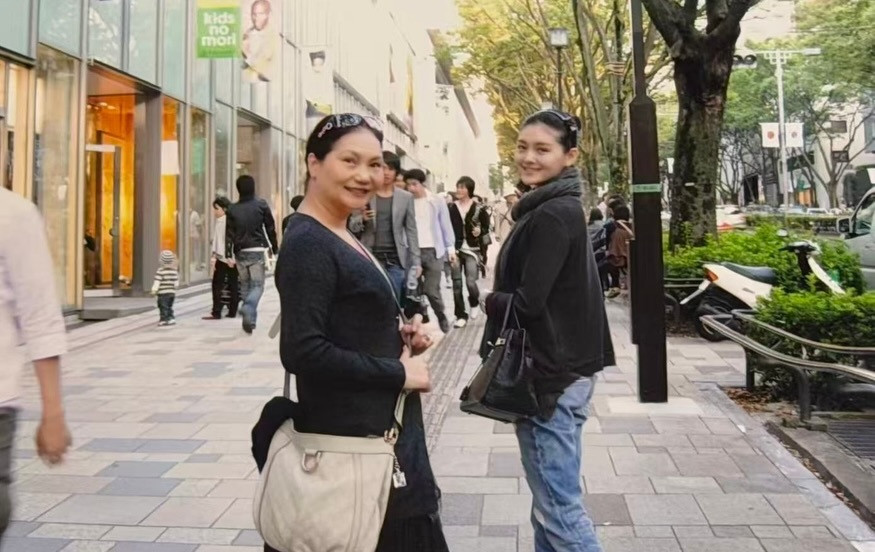 小S发文怀念姐姐👩❤️💋👩那时的我们，正在拼命地工作、赚钱，很累但很快乐！