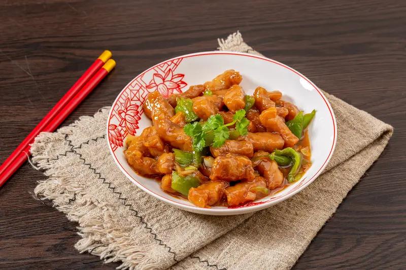 做溜肉段，裹面粉还是淀粉这事儿，还挺有讲究。很多人觉得用玉米淀粉炸出来外酥内嫩，