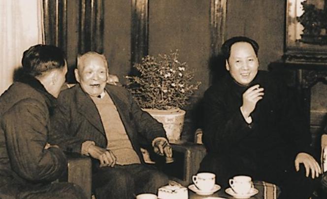 1949年，毛主席当即命人制作竹椅，将司徒美堂抬上香山，在香山别墅里，毛主席会见