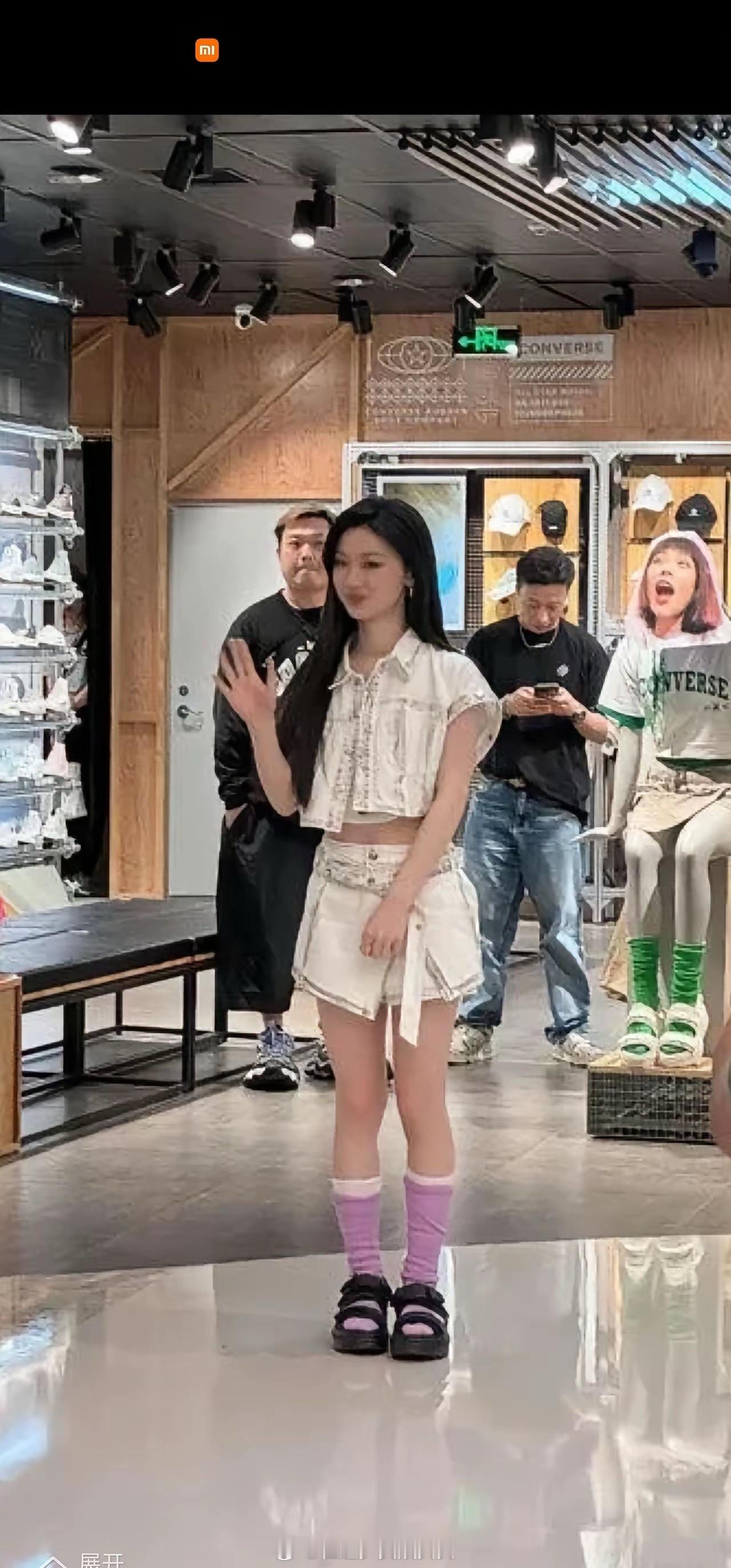 实在搞不清楚她是怎么火起来的，抽了一包烟也没有想明白！