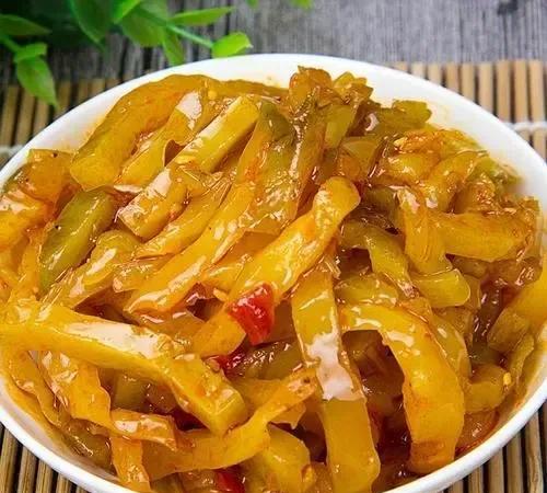 以前因为穷，只能吃榨菜。现在因为穷，竟吃不起榨菜。现在超市里一包榨菜价格，一小包