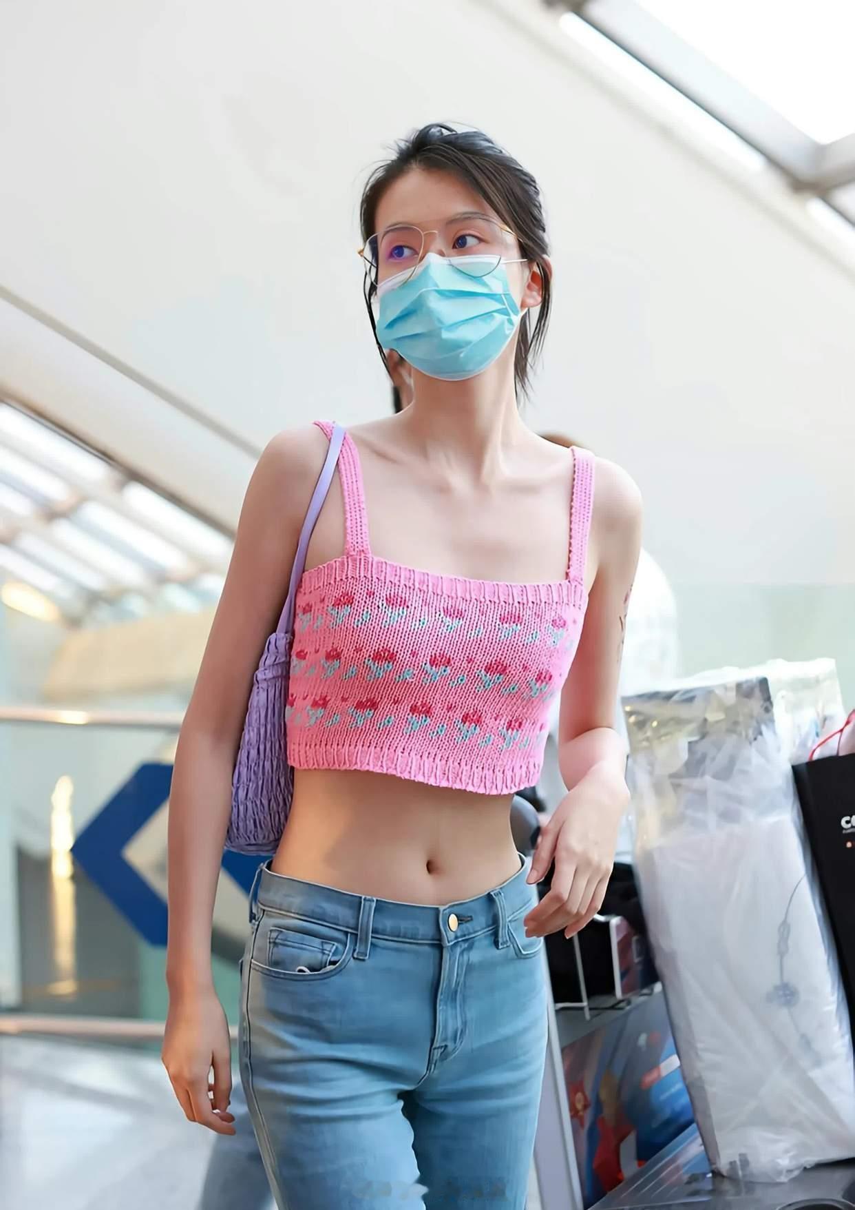 乔欣穿着超短吊带，下身搭配牛仔裤，大大方方地秀出自己的水蛇腰，自信又迷人