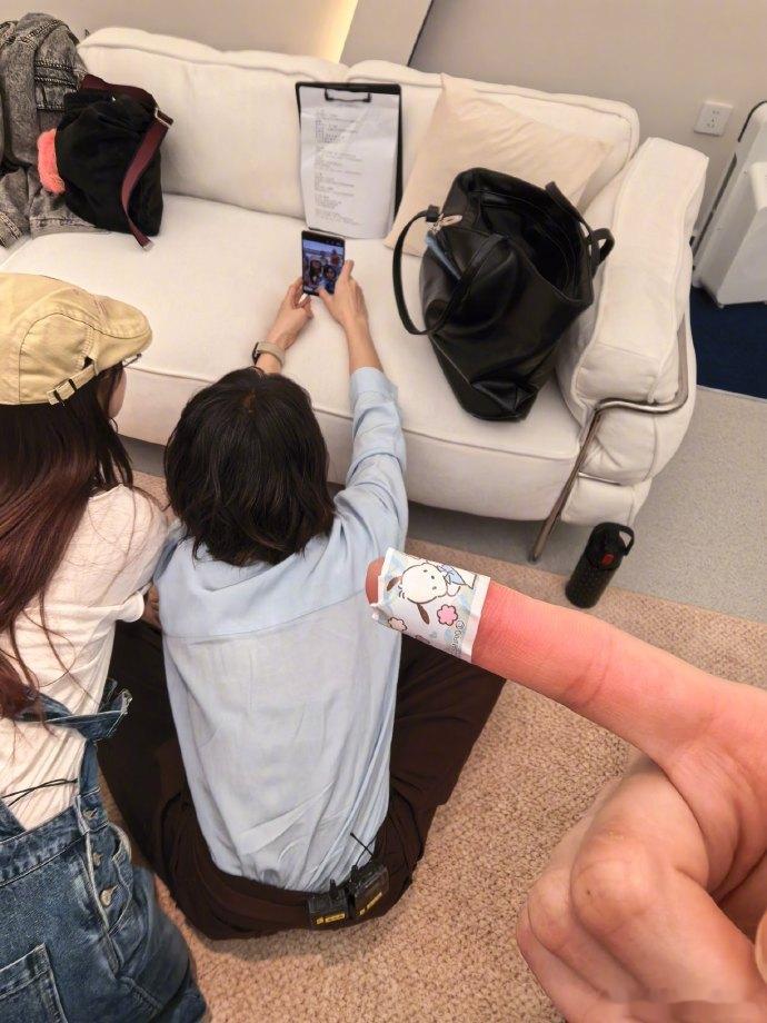 张慧雯给姐姐们开美颜了张慧雯自拍给姐姐们开美颜了，把小图雅拍成女团门面了哈哈张慧