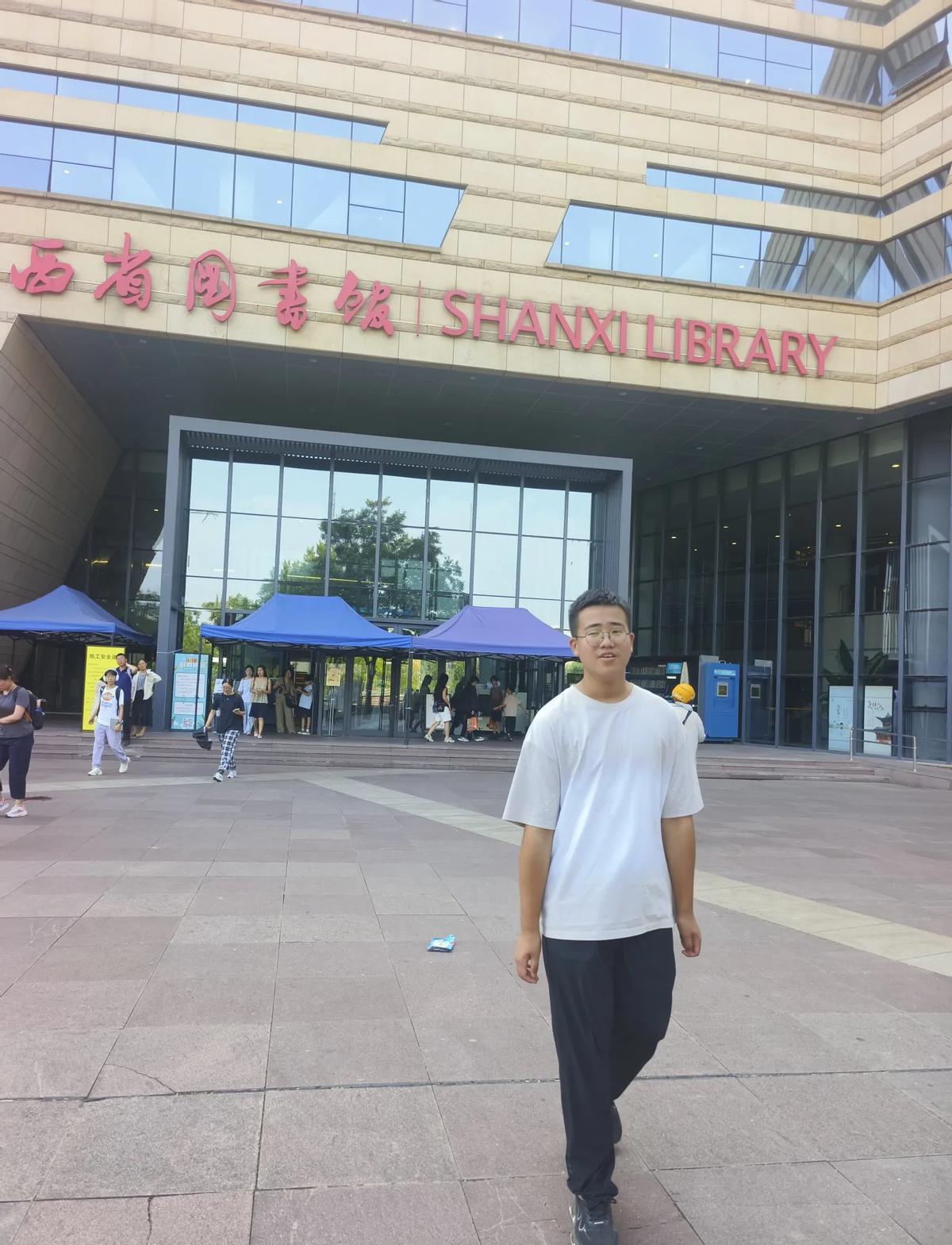 娃把图书馆当戒机所五层楼静到心跳都能听见昨天带娃冲进山西省图书馆，人山人