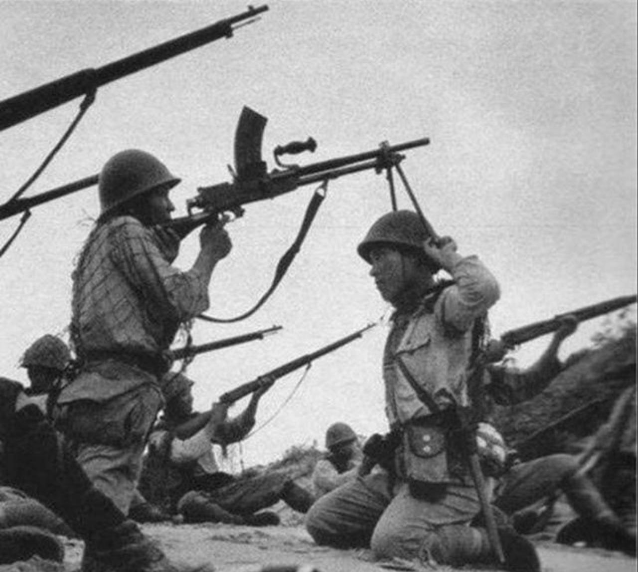 这张照片拍摄于1942年2月15日，记录了日军浅井一中尉率领的九九式轻机枪分队，