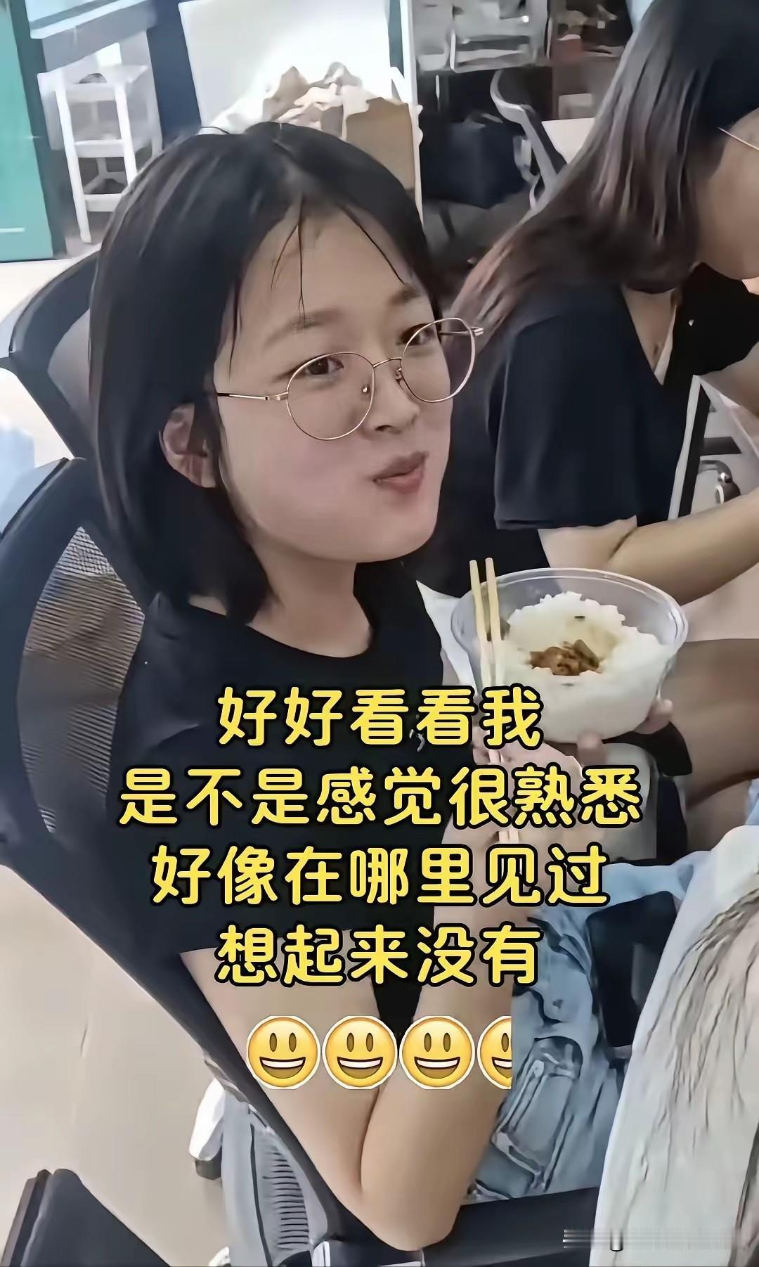 “白嫖姐”这是又点外卖了，看样子吃得很开心的样子，这次不会再说没收到了吧！白嫖女
