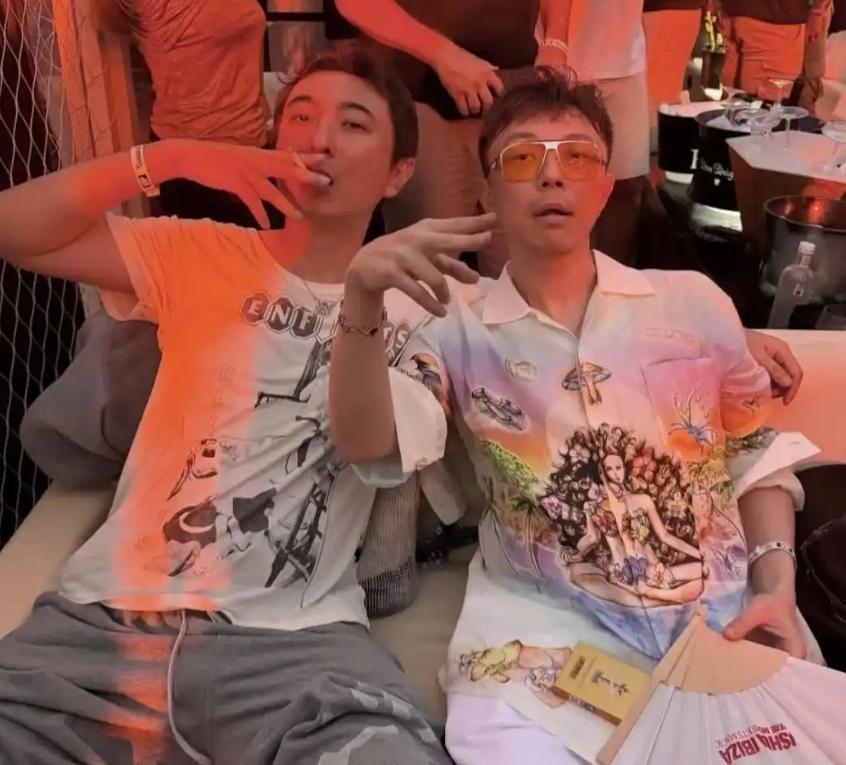 38岁王思聪西班牙派对躺卧抽烟被拍：红发瘦脸眼神空，和从前那个怼天怼地的“国民老