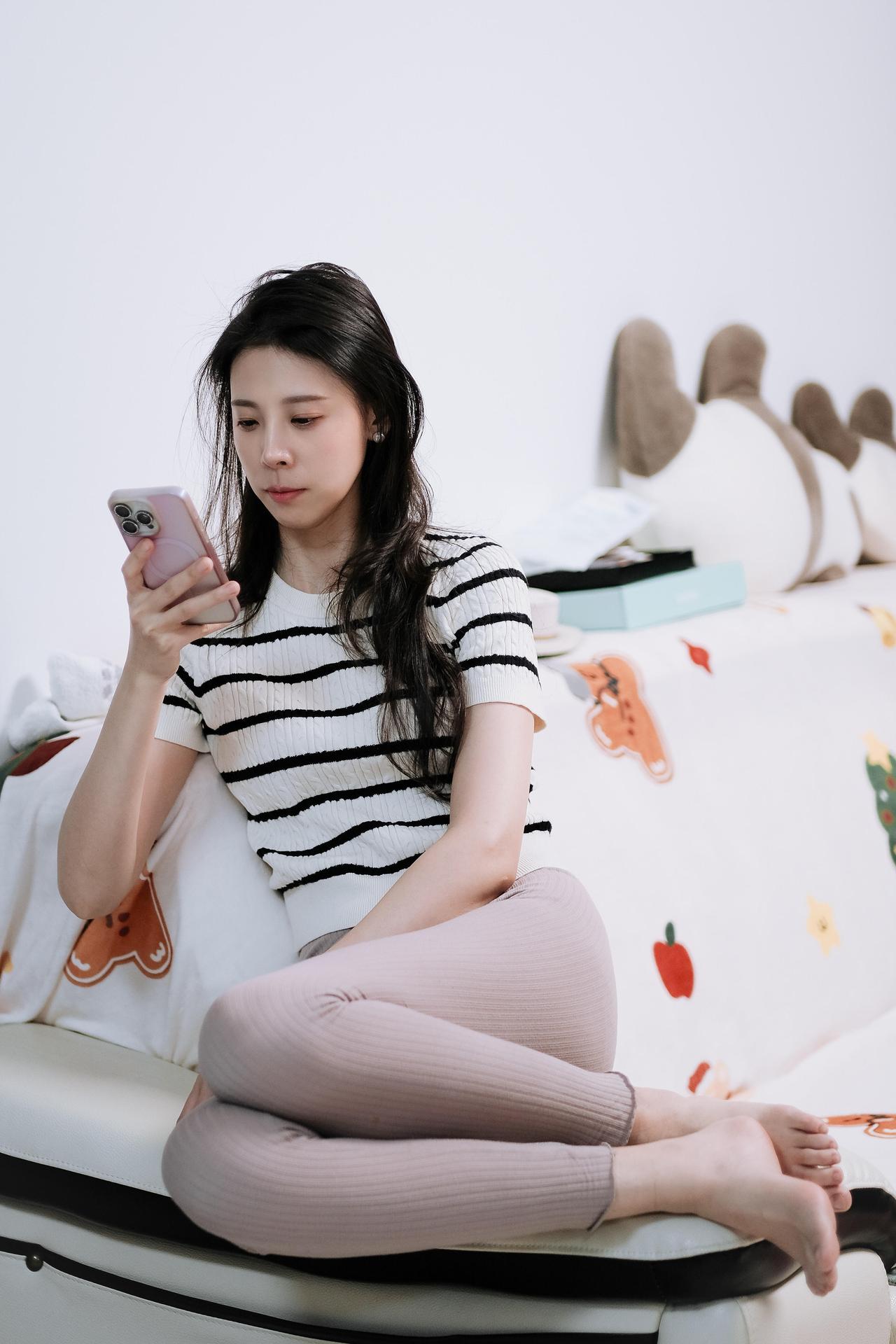 外边冰天雪地，寒风凛冽，屋里温暖如春，玩着手机，看着电视，这也许就是东北冬天最慵