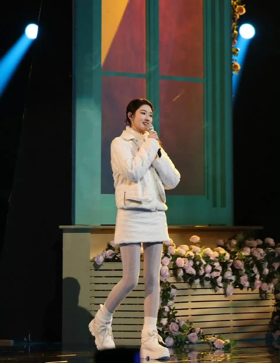 王玉雯央视跨年晚会的穿搭真的是保暖又好看