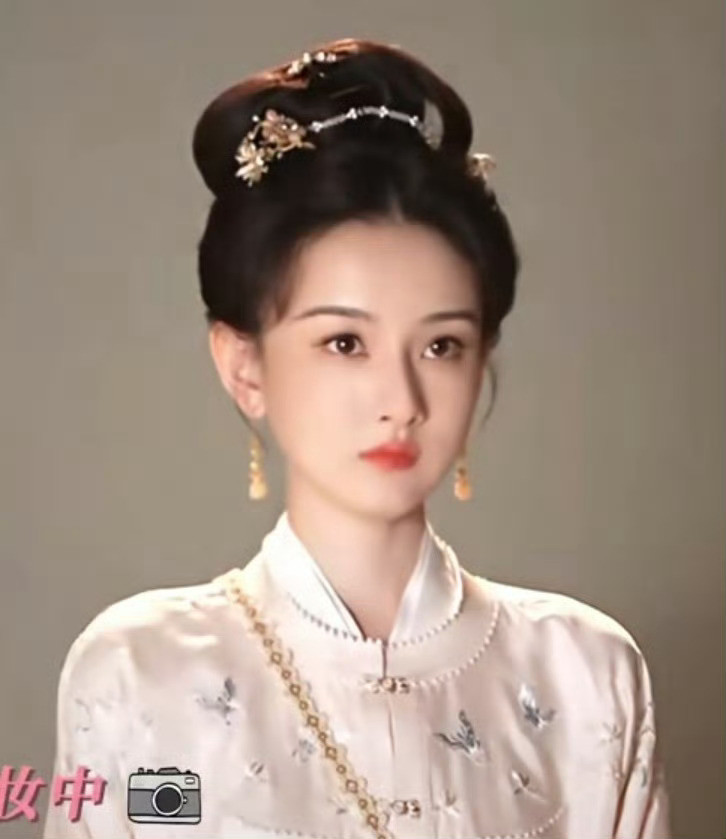 宋祖儿这个妆造真的不怎么样，发型塌不够饱满显老气，妆容也很潦草的感觉。宋祖儿表妹