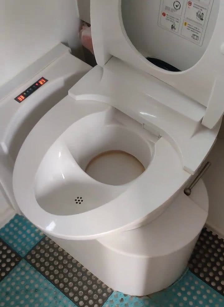 这里是石家庄正定呼托河，就是生态公园的公共停车场。这来停了有一百多台房车，整个那