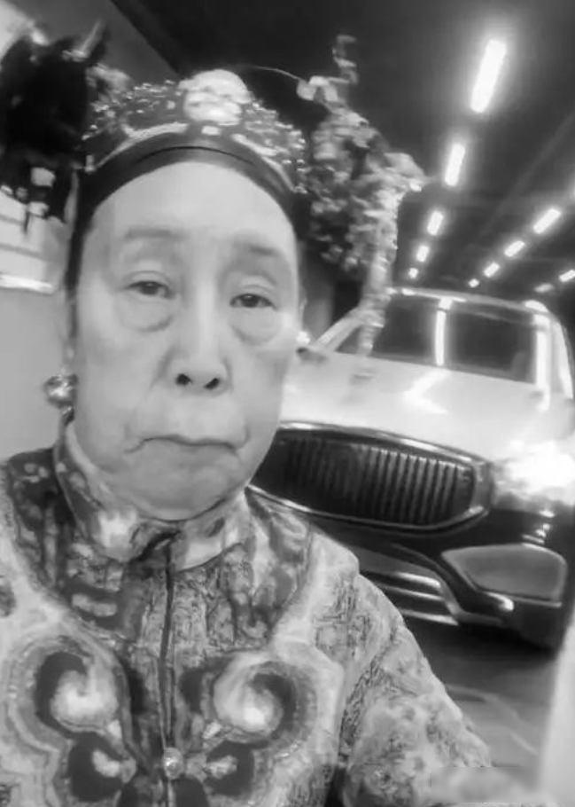 1900年，慈禧狼狈逃窜至山西首富乔家，临行时，慈禧让乔家借她10万两，乔