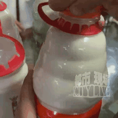这是娃哈哈呀。云南曲靖。男子去超市买了娃哈哈营养快线，打开后发现杯子里有