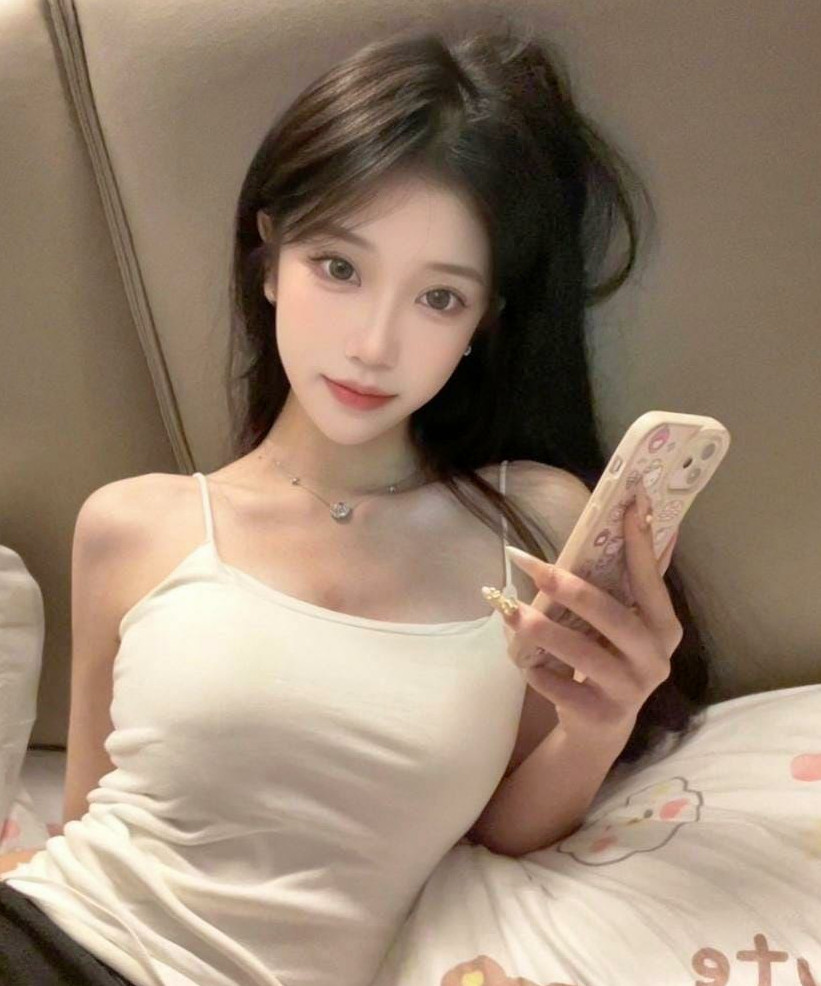 女友去写生，画廊女老板约我看未公开藏品。
