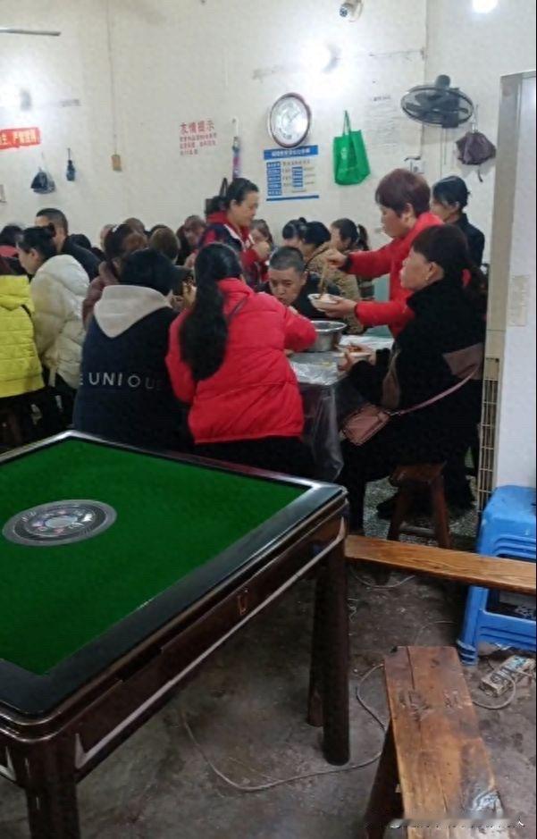 2000年，我下岗，没办法开了个麻将室，开在城中村，这5年每天睁眼就盼着有人来，