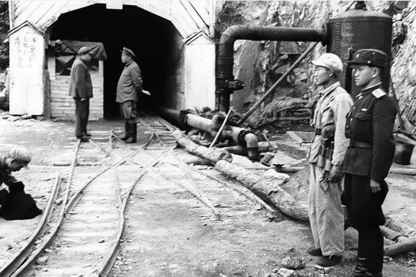 1952年，洪学智从朝鲜回国向毛主席汇报工作。毛主席对他讲，回去告诉彭总，要多向