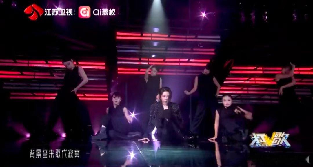 喻言打歌舞台打歌2025看喻言《MaroonNight》打歌舞台，就像陷入一