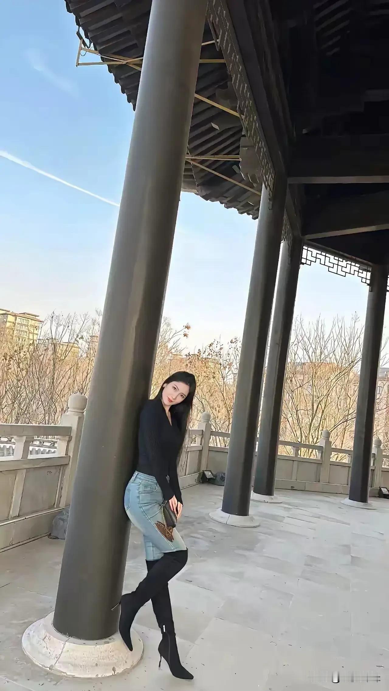 牛仔裤配过膝靴身材太好了