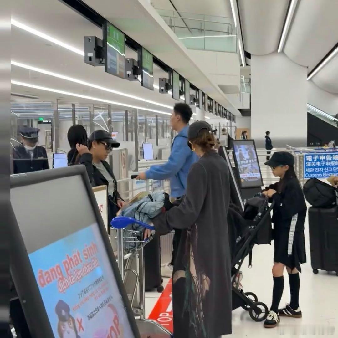 日本机场偶遇戚薇李承铉一家2025年5月1日，有网友在日本成田机场偶遇戚薇李承铉
