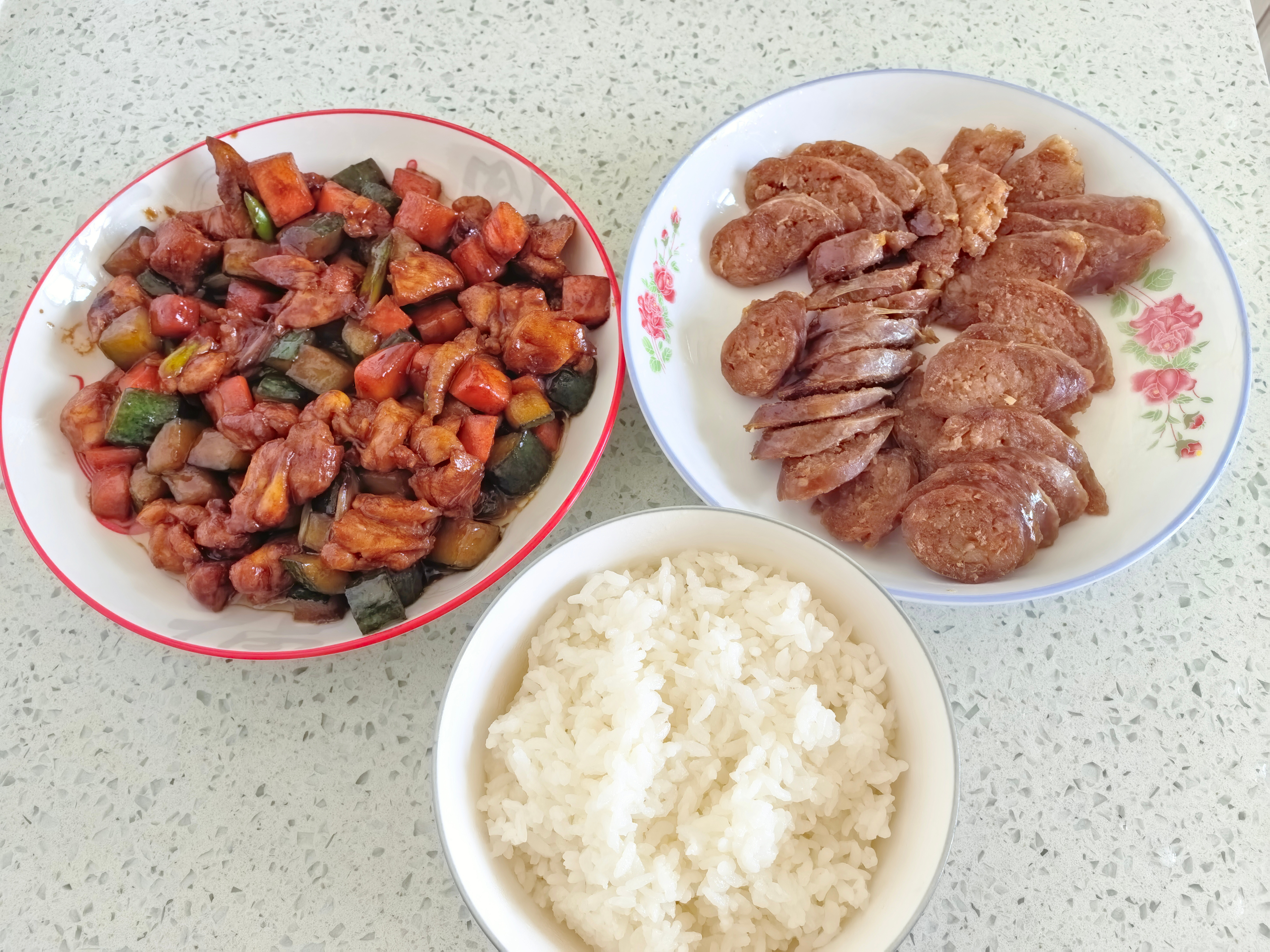 简单的午餐和小孩哥的二人世界，每年婆婆都灌肉肠吃，配米饭真香啊！