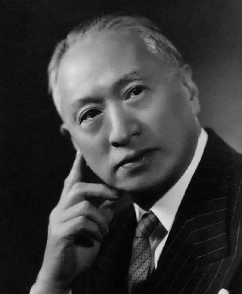 1959年，71岁的顾维钧半夜悄悄出门，来到朋友家。正玩得高兴，66岁的黄惠兰破